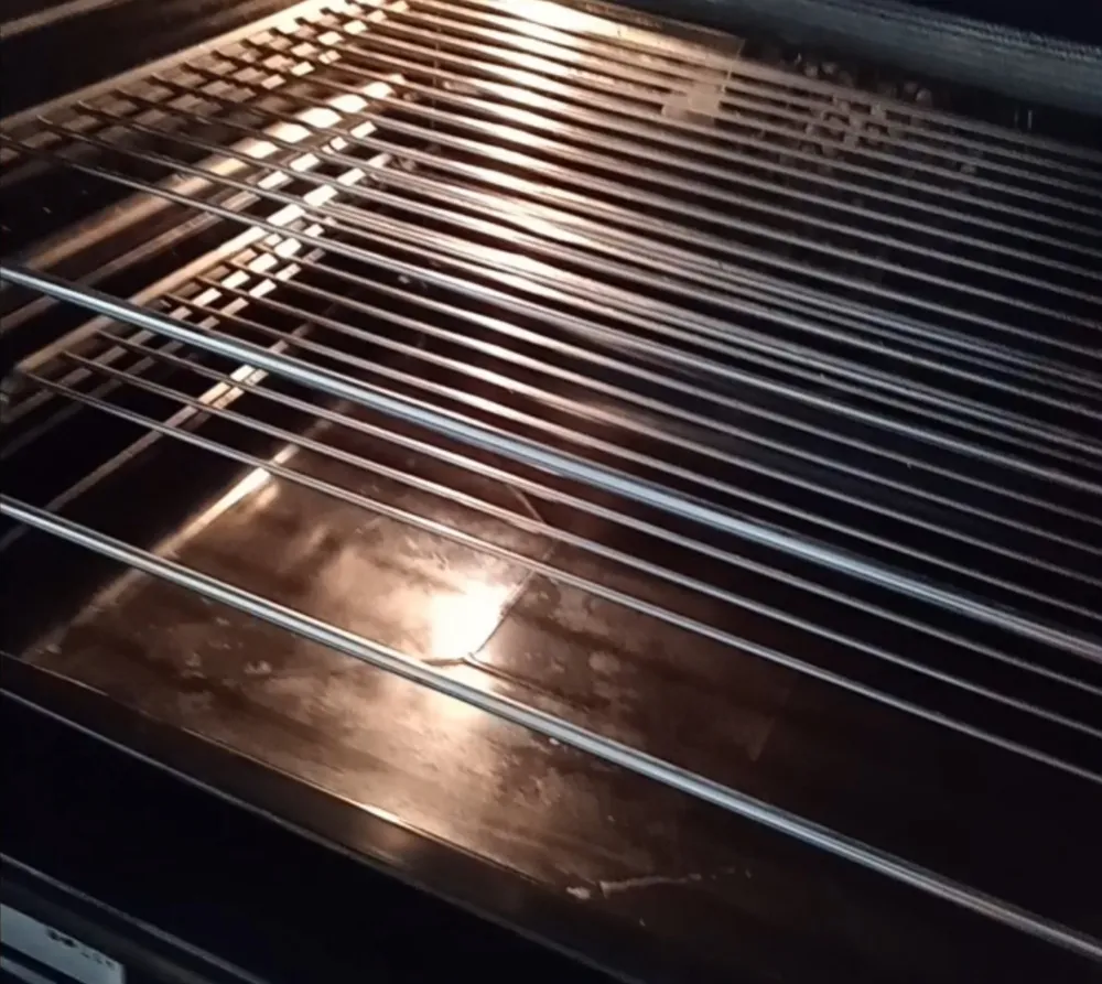 Four et grilles propres après le nettoyage AB Prévention 3D